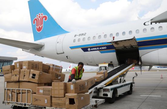 南航物流架设“空中桥梁”，为贵州生鲜产品开辟高效“绿色快车道”